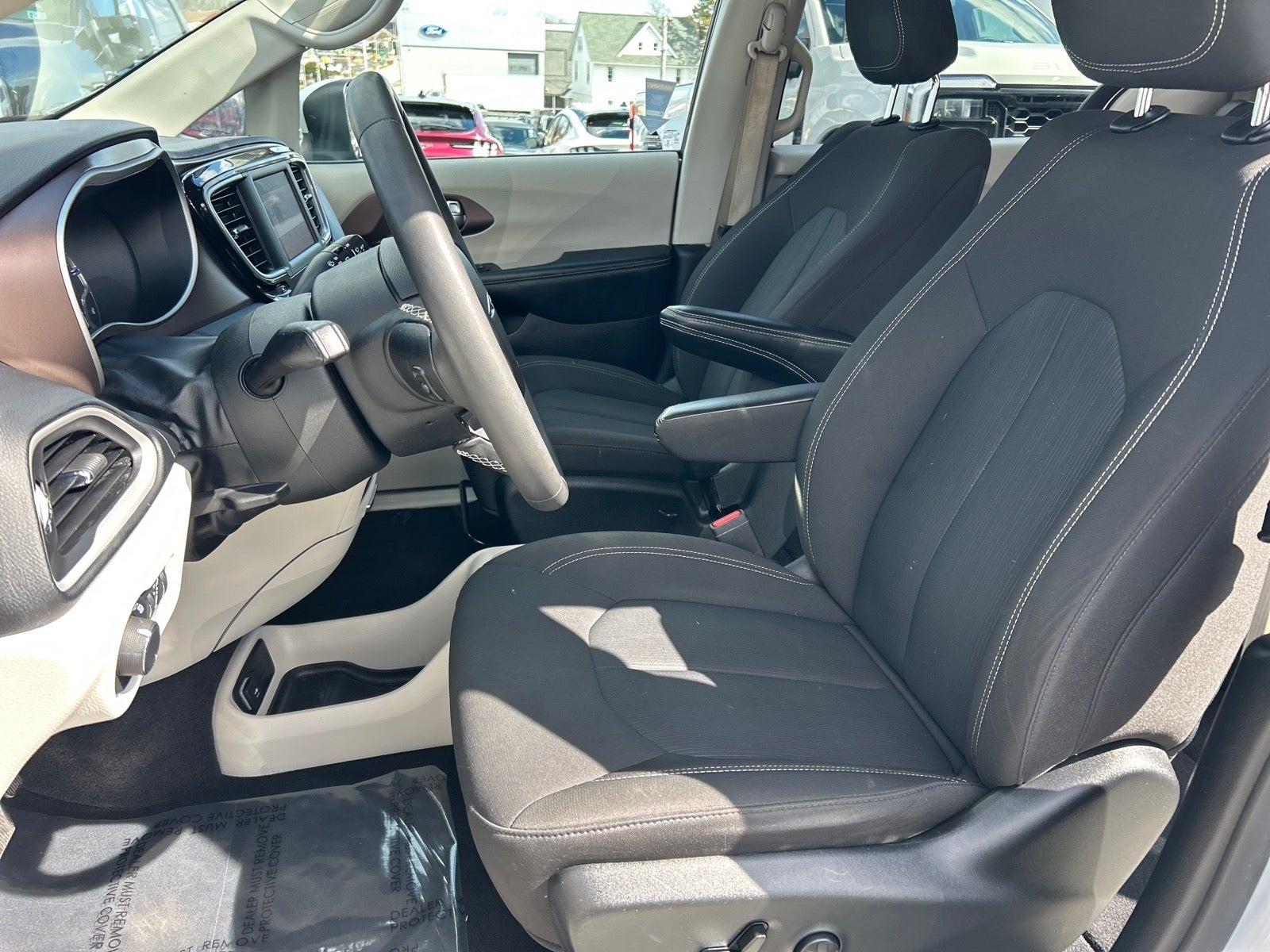 2022 Chrysler Voyager LX