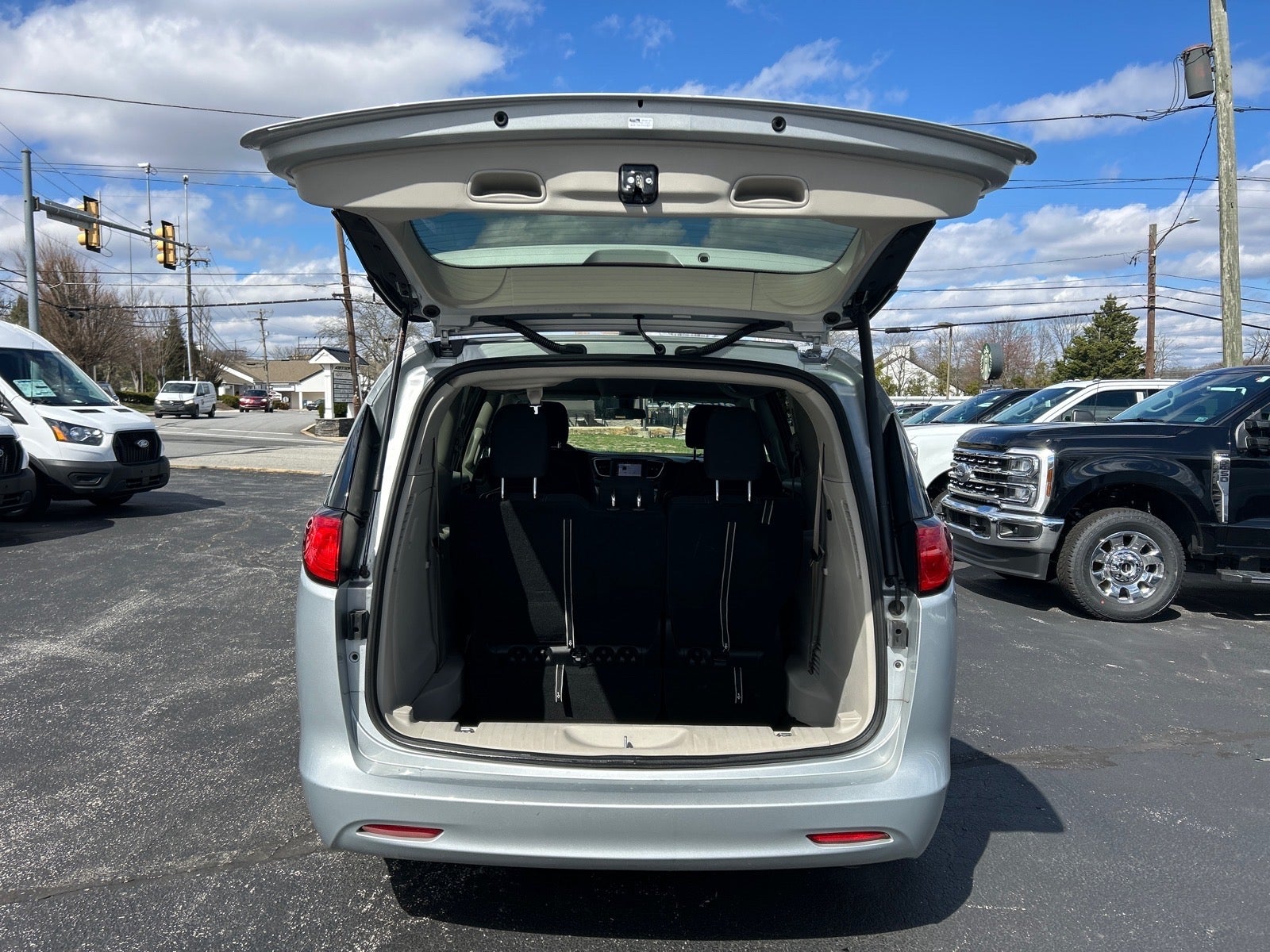 2022 Chrysler Voyager LX