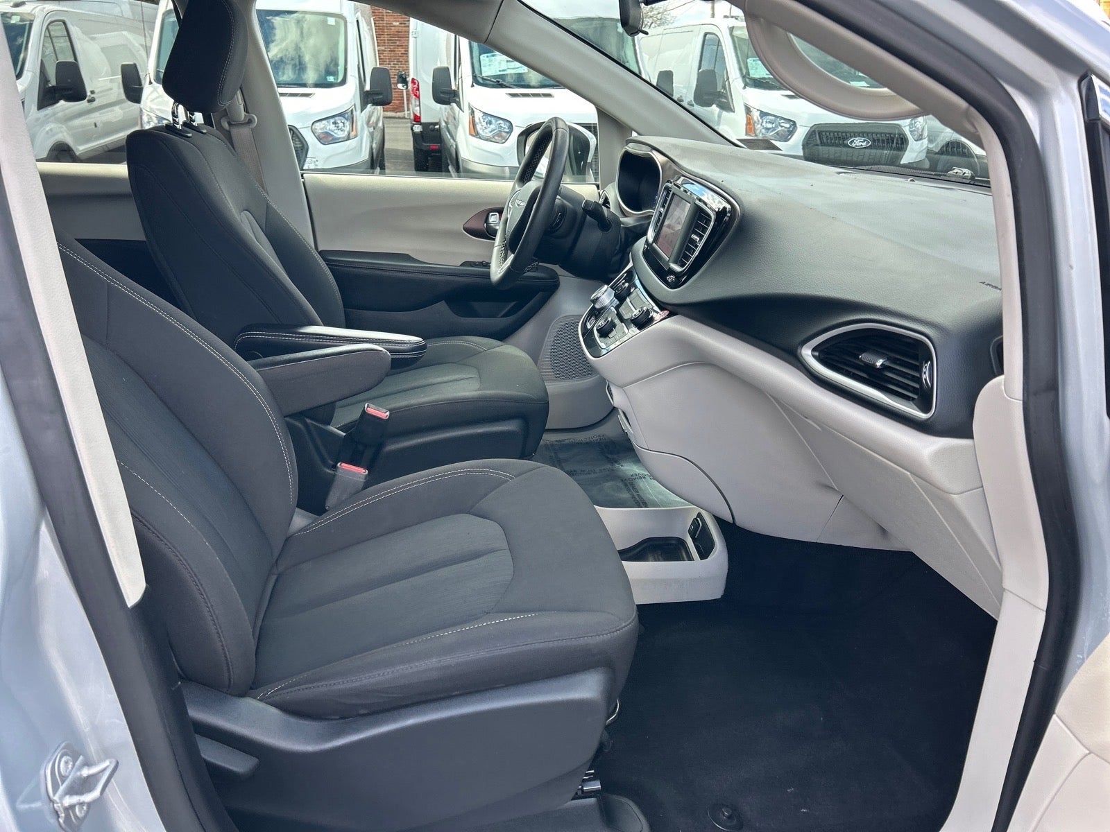 2022 Chrysler Voyager LX