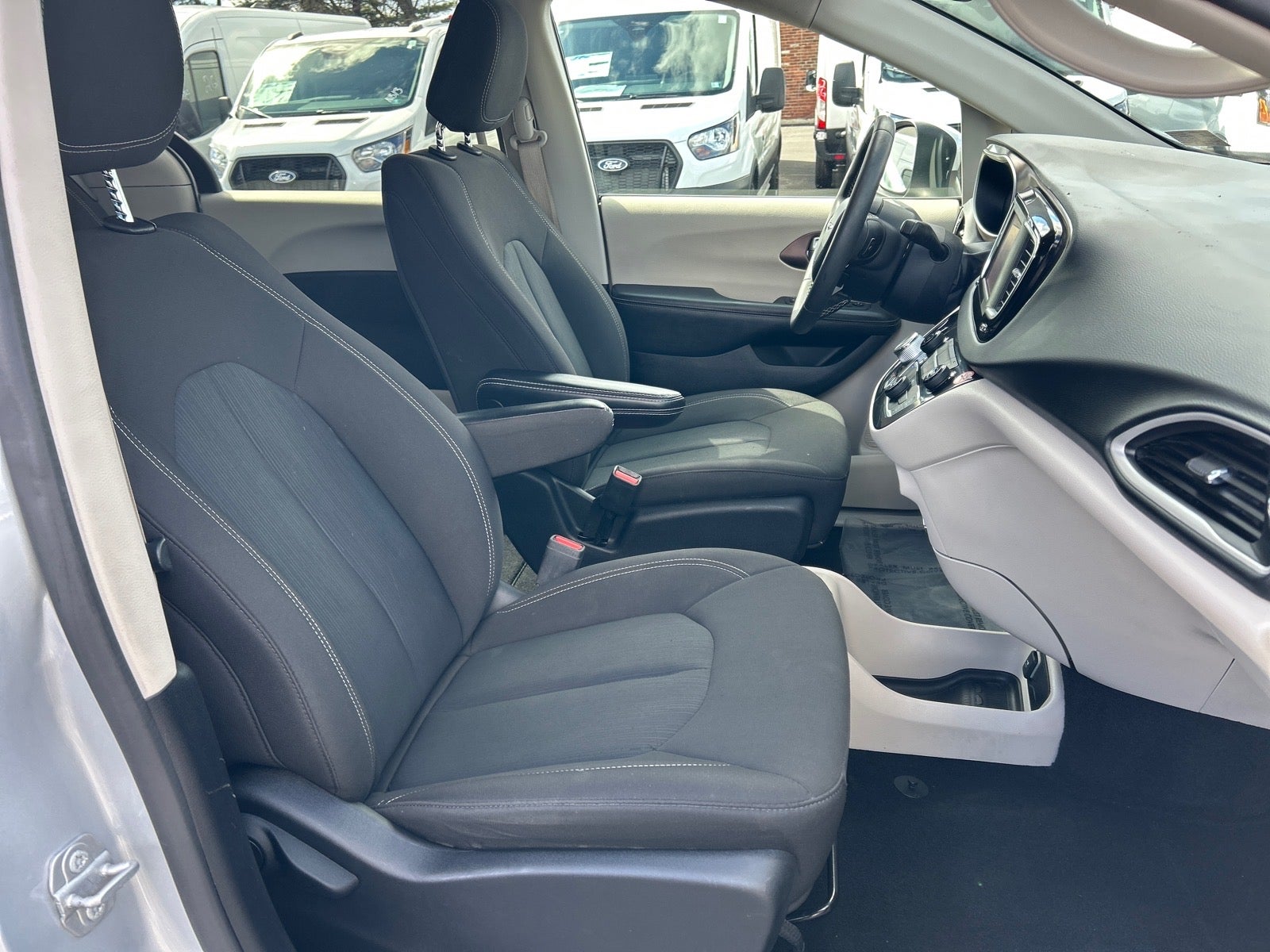 2022 Chrysler Voyager LX