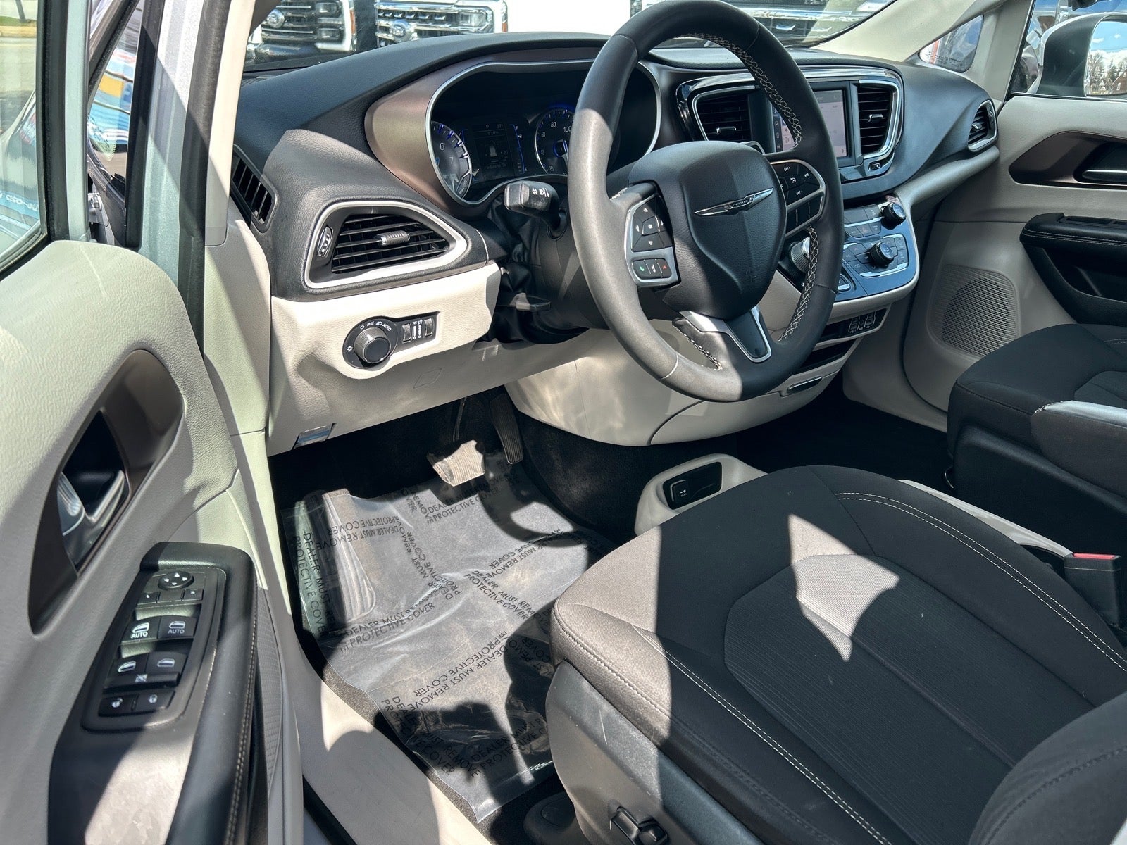 2022 Chrysler Voyager LX