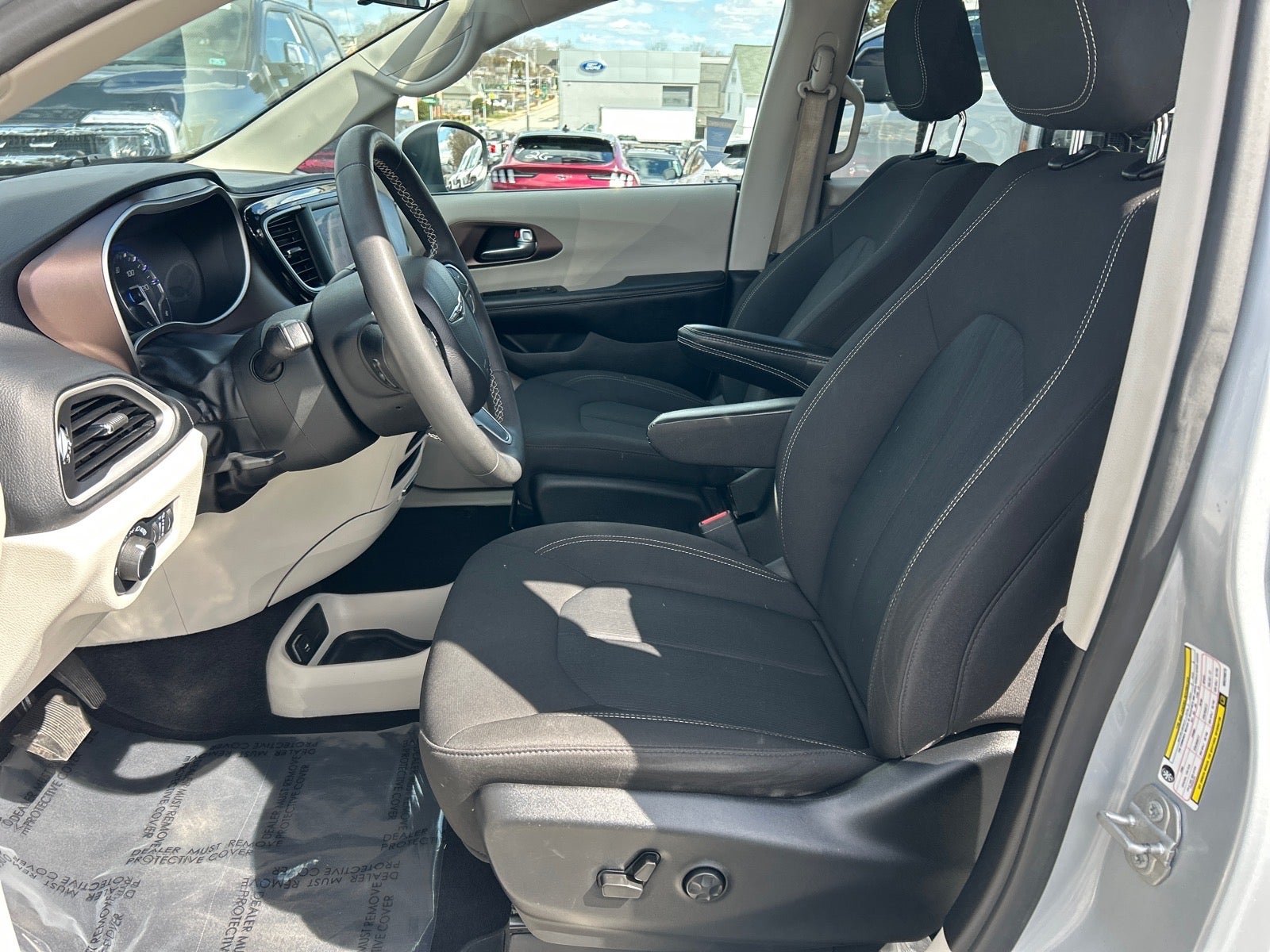 2022 Chrysler Voyager LX