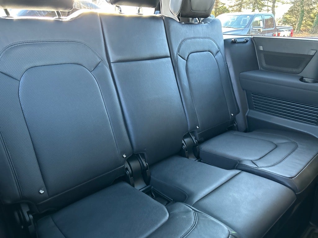 2023 Land Rover Defender 130 X-Dynamic SE