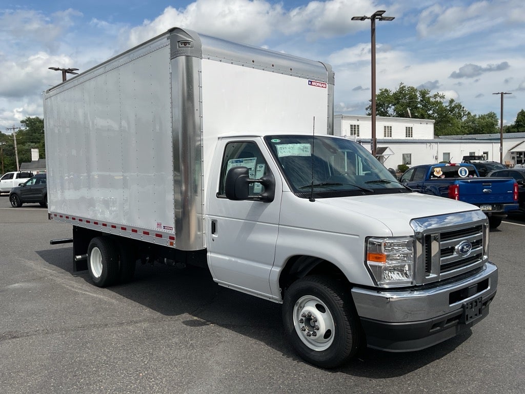 2025 Ford E-350SD Base 15 FT Box Van